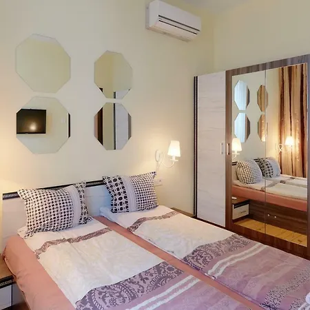 Apartment Elegance Meets Comfort In The Heart Of The City *